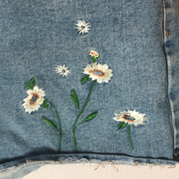 🌼VTG hi rise denim sunflower shorts - Picture 3 of 8